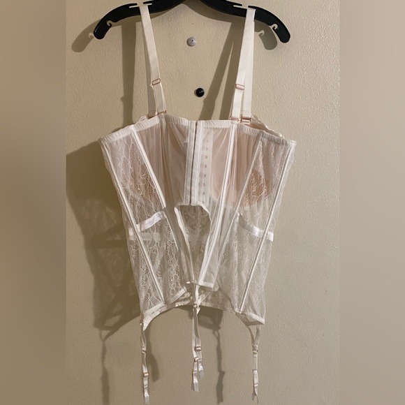 Ann Summers Fiercely Sexy Lace And Sequin Basque In White/Nude - U.S. 20/22 D-E. - Picture 4 of 6